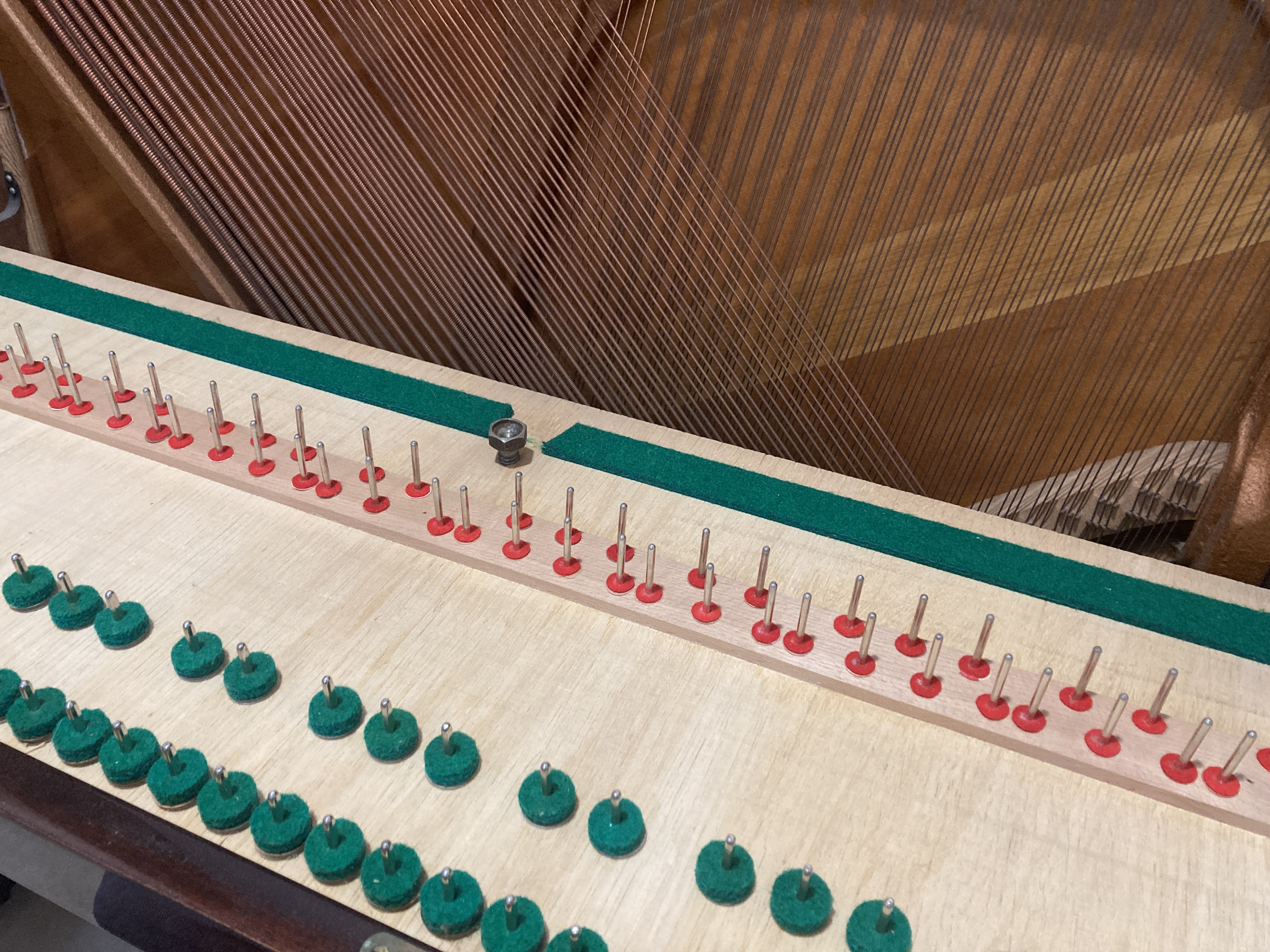 Detalle de una reparación en un piano