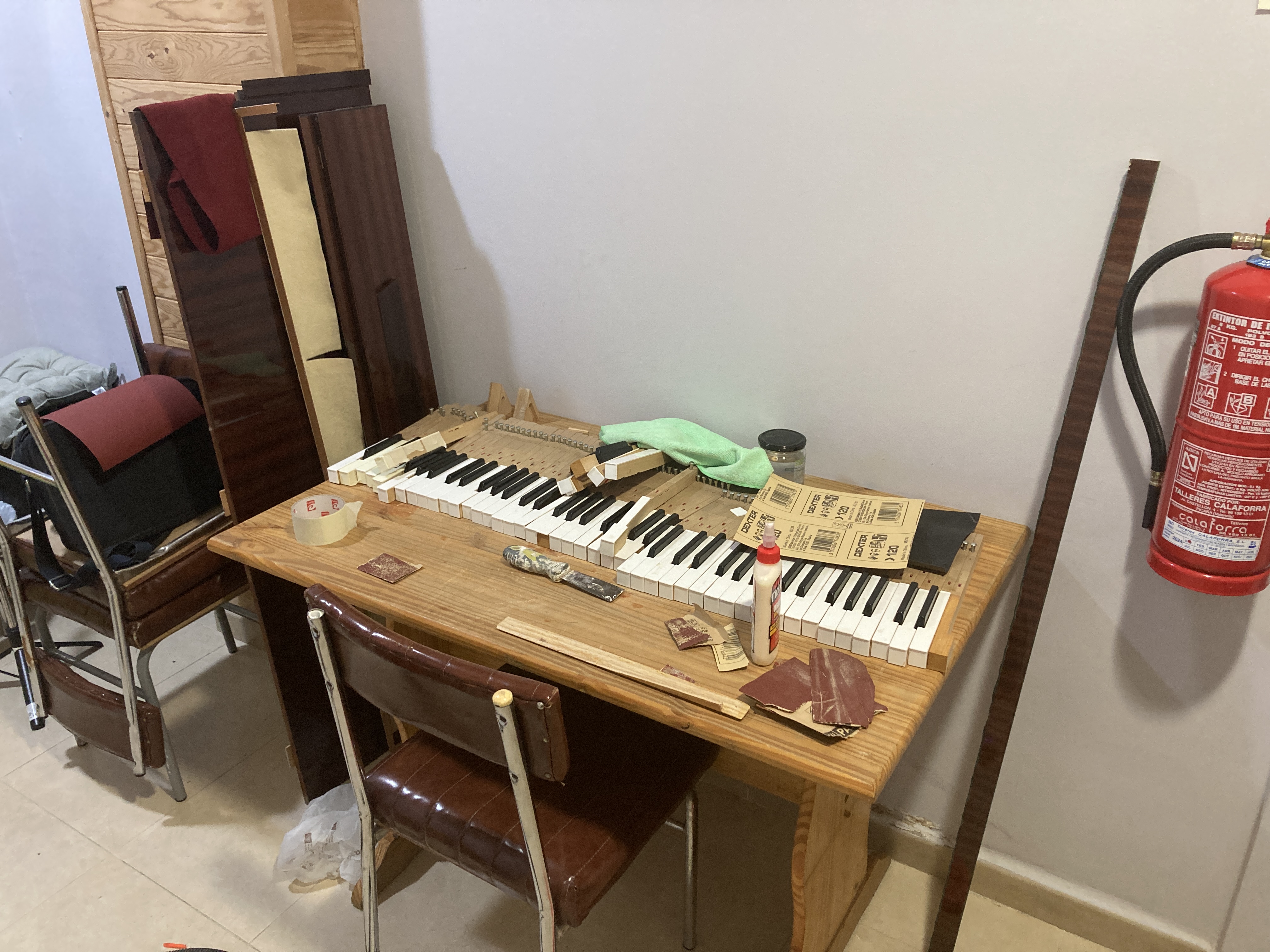 Piano vertical después de los trabajos de mantenimiento